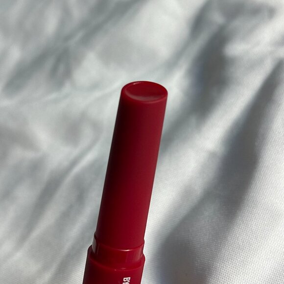 MAKEUP BY MARIO MoistureGlow Plumping Lip Serum in Pomegranate - Picture 3 of 3
